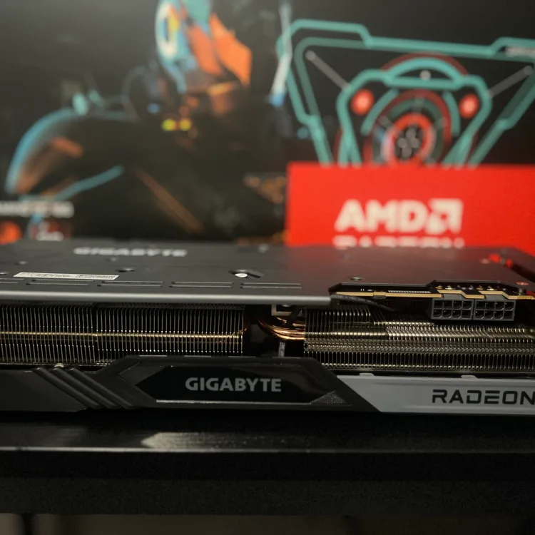 Gigabyte Radeon RX 7800 XT 16GB graphics card in like-new condition. Never been overclocked. - Image 2