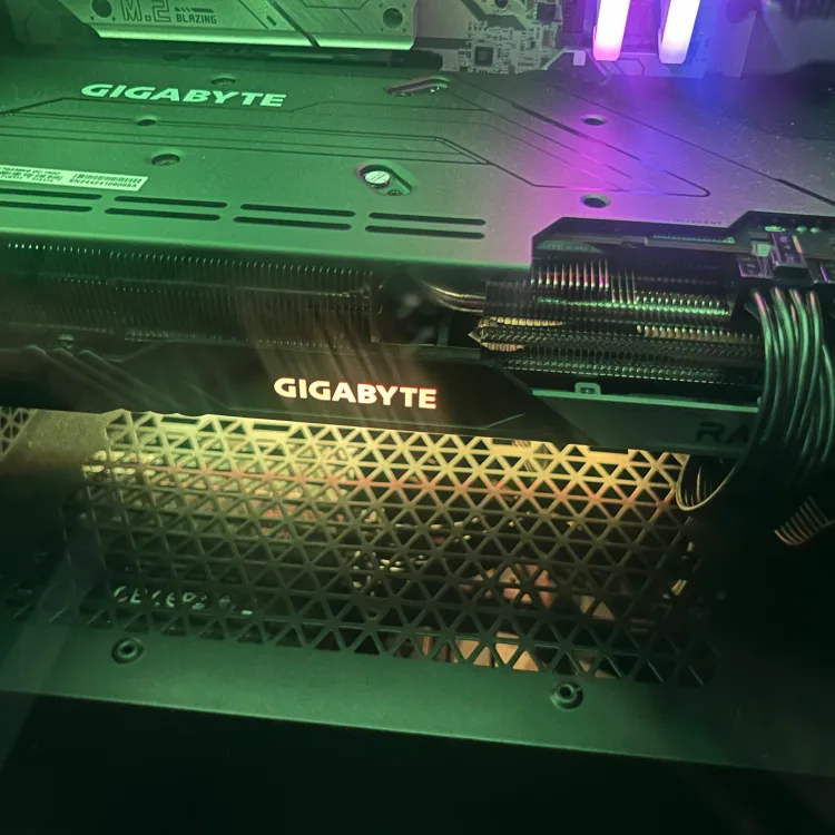 Gigabyte Radeon RX 7800 XT 16GB graphics card in like-new condition. Never been overclocked. - Image 3